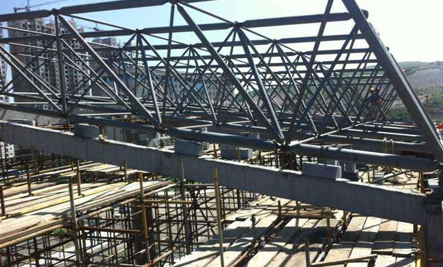 崇明简述网架公司的黑色压型钢板的吊装步履